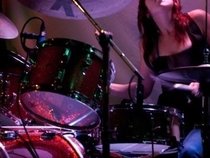 Sarah Tomek (drums)