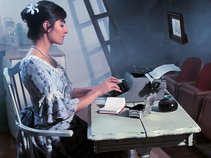 Laura y la máquina de escribir