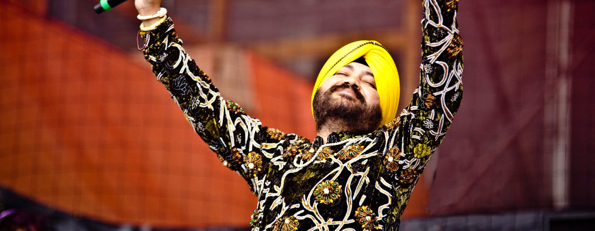 Kala Kauwa - Daler Mehndi: Song Lyrics, Music Videos & Concerts